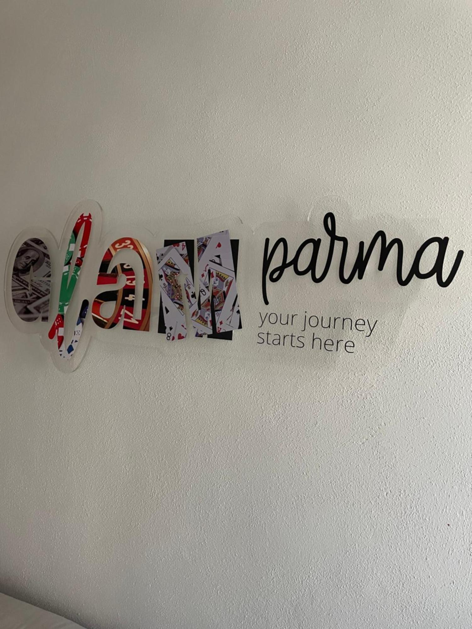 Glam Parma Hotel Bagian luar foto